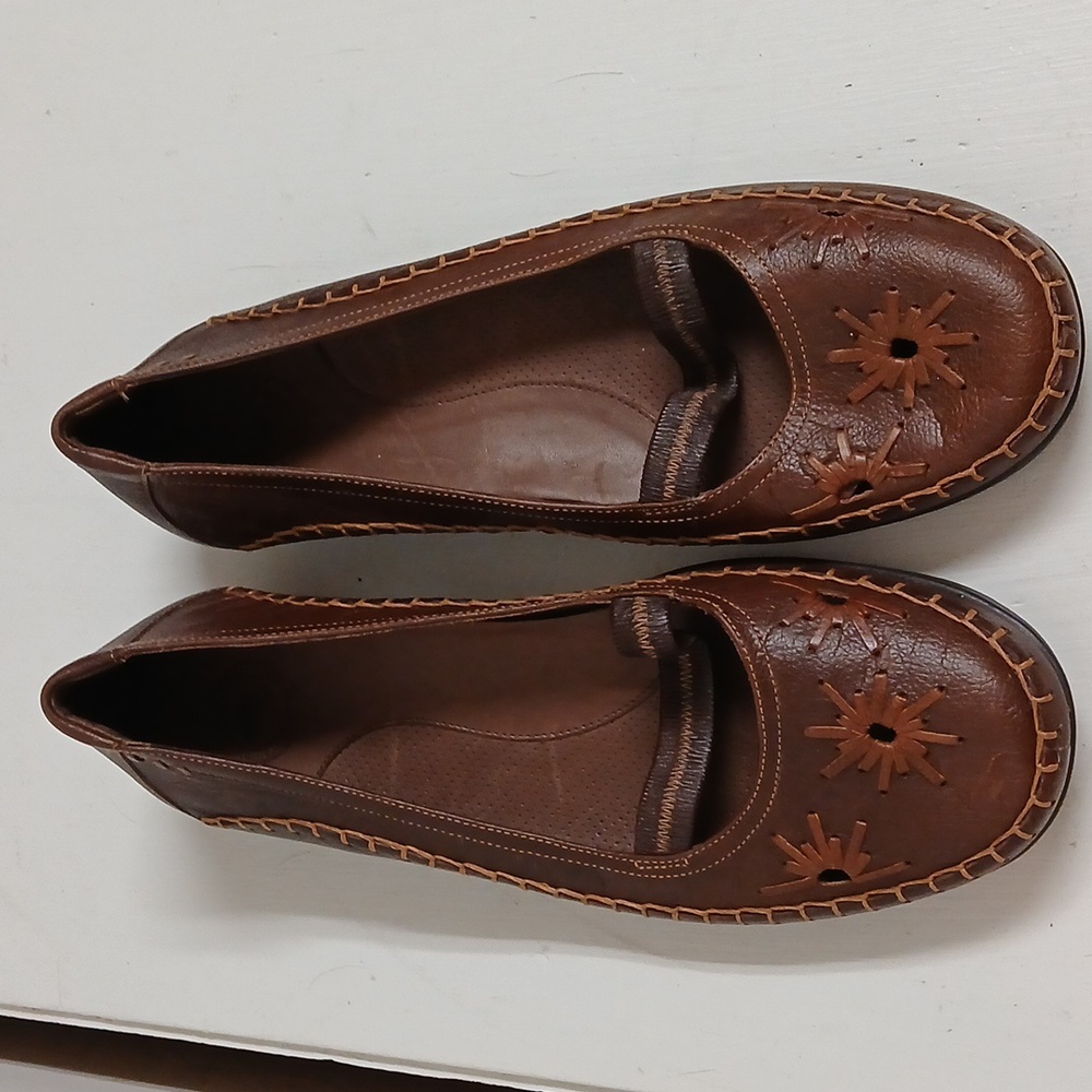 Nurture Women's 9M Zinger Brown Flats - Picture 3 of 7